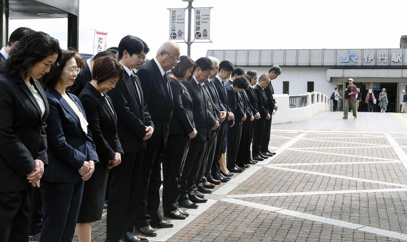 尼崎JR脱線事故から21年となり、JR伊丹駅前で事故発生時刻に合わせて黙とうする人たち