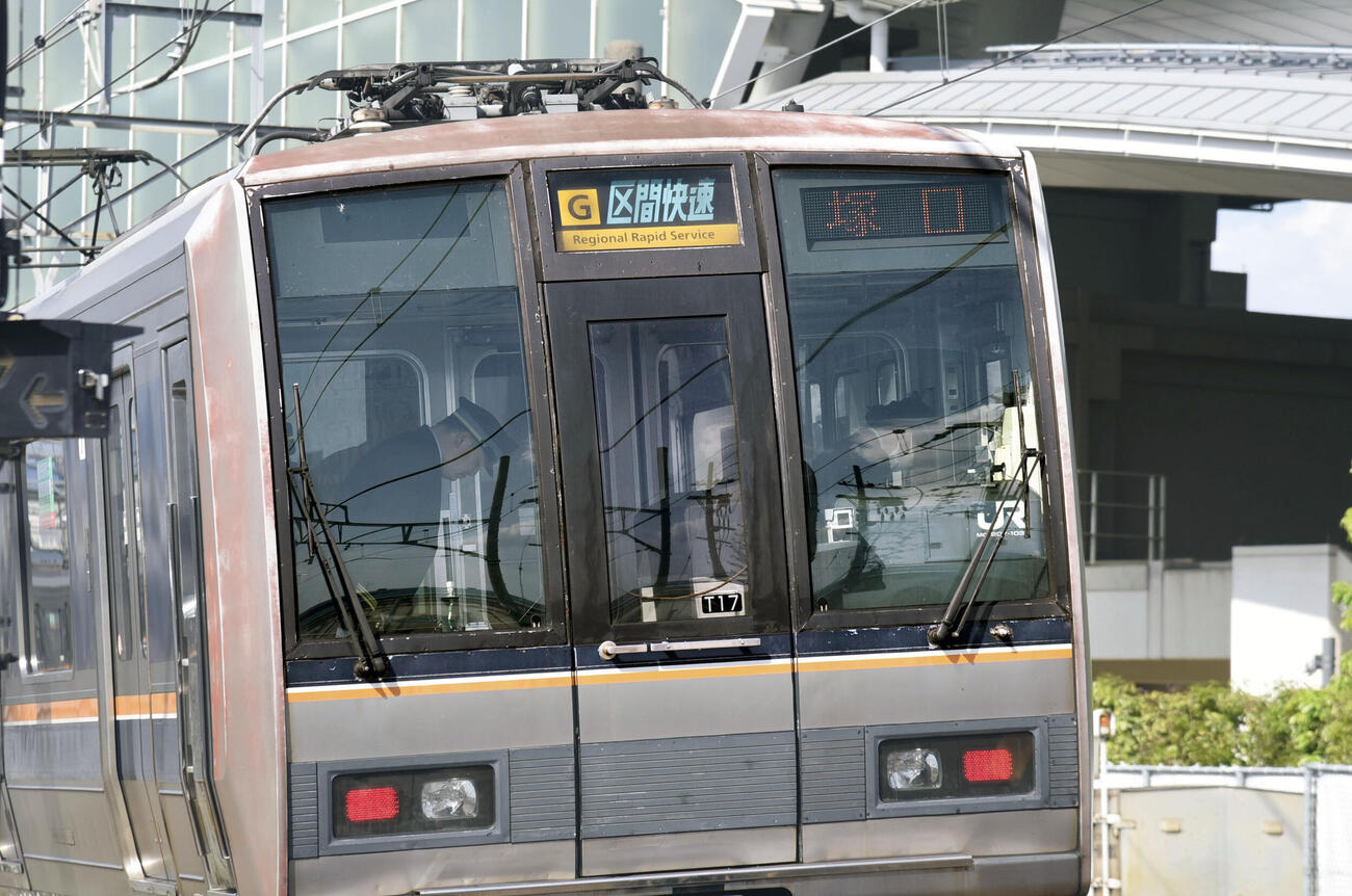尼崎JR脱線事故から21年となり、電車内で事故現場に向かって一礼する乗務員