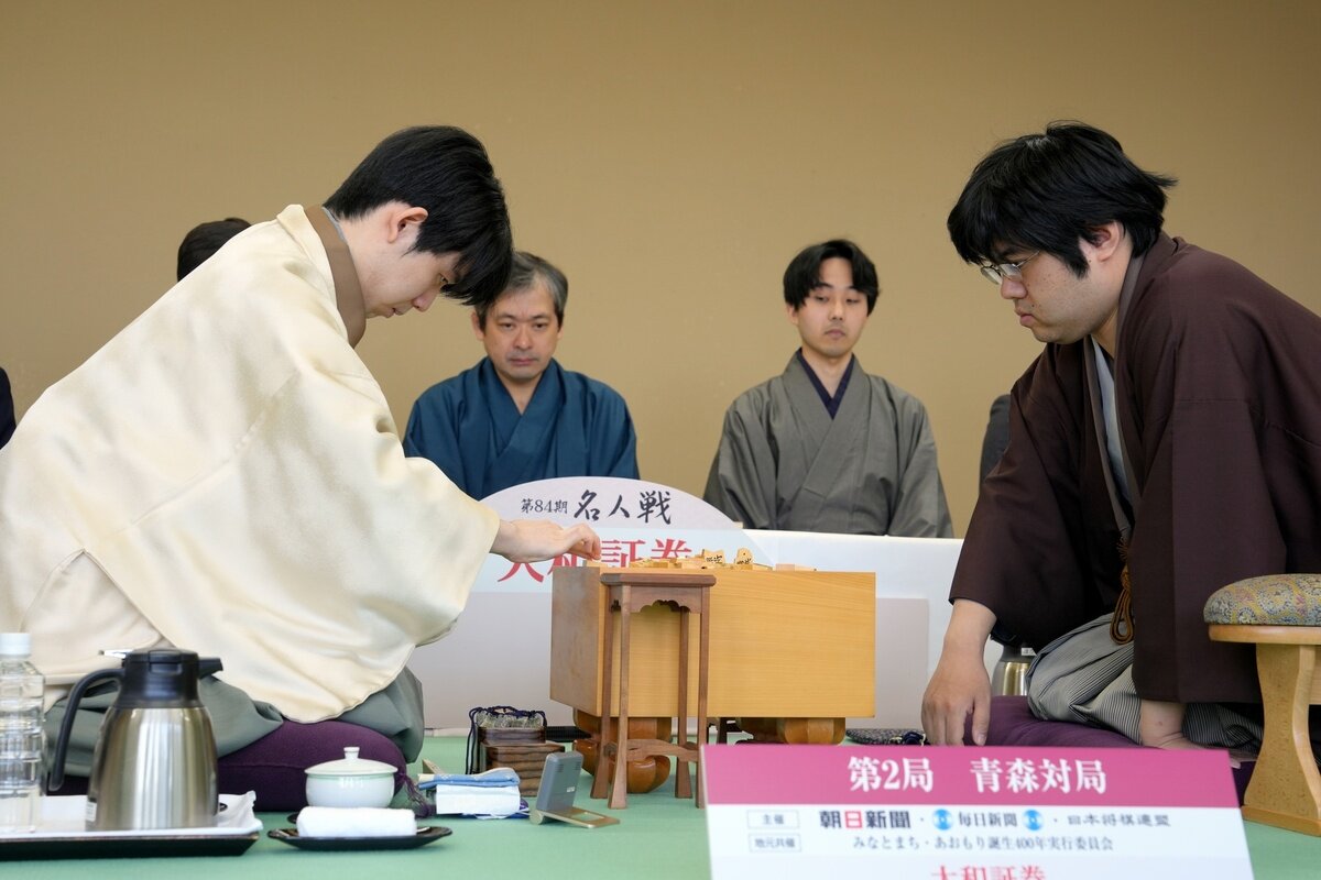 初日に藤井聡太名人（左）が37手目を封じた名人戦第2局は26日午前9時に対局再開。右は挑戦者の糸谷哲郎九段（日本将棋連盟提供）