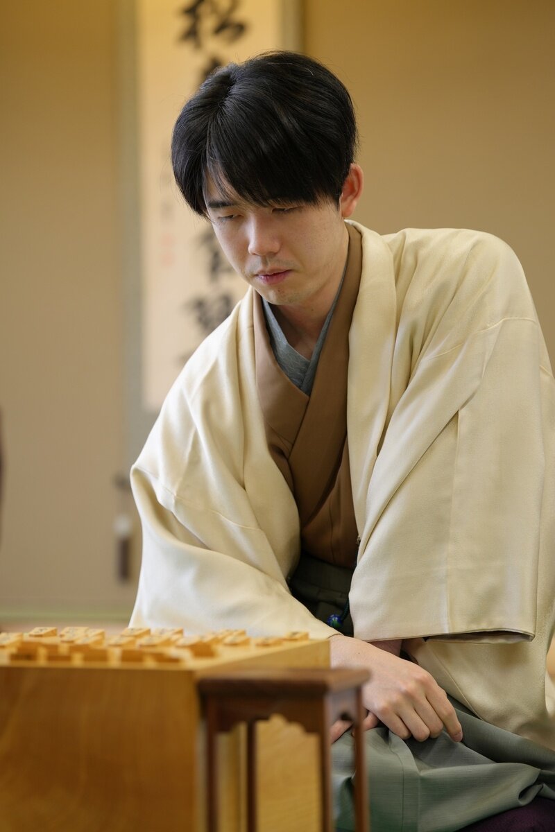 初めて訪れた青森で連勝を目指す藤井聡太名人（日本将棋連盟提供）