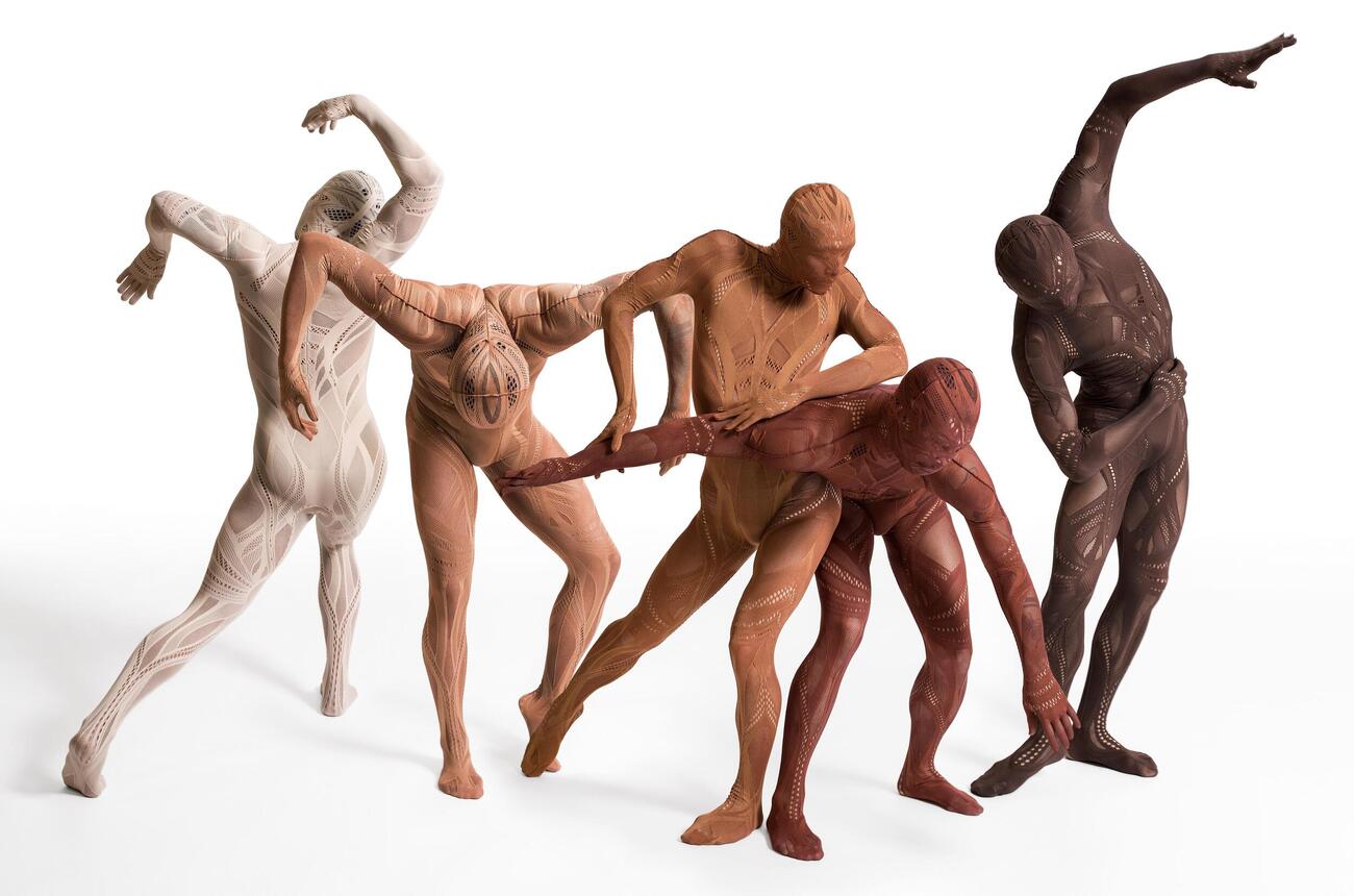 米メトロポリタン美術館が収蔵、展示するSOMARTAの無縫製ニット「スキンシリーズ」（SINYA KEITA／ROLLUPstudio、SOMA DESIGN提供、共同）