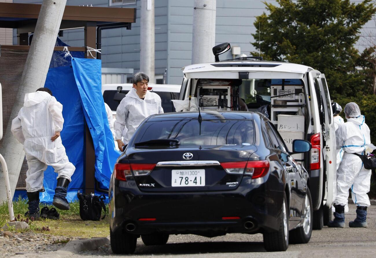 男性の自宅を調べる北海道警の捜査員ら(共同)