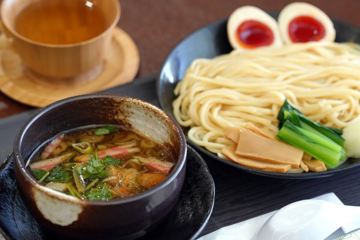 藤井聡太名人の2日目の勝負メシは「真っ赤卵味玉付き鰹出汁つけ麺」と「雲谷育ちの自然栽培ハーブティー」（日本将棋連盟提供）