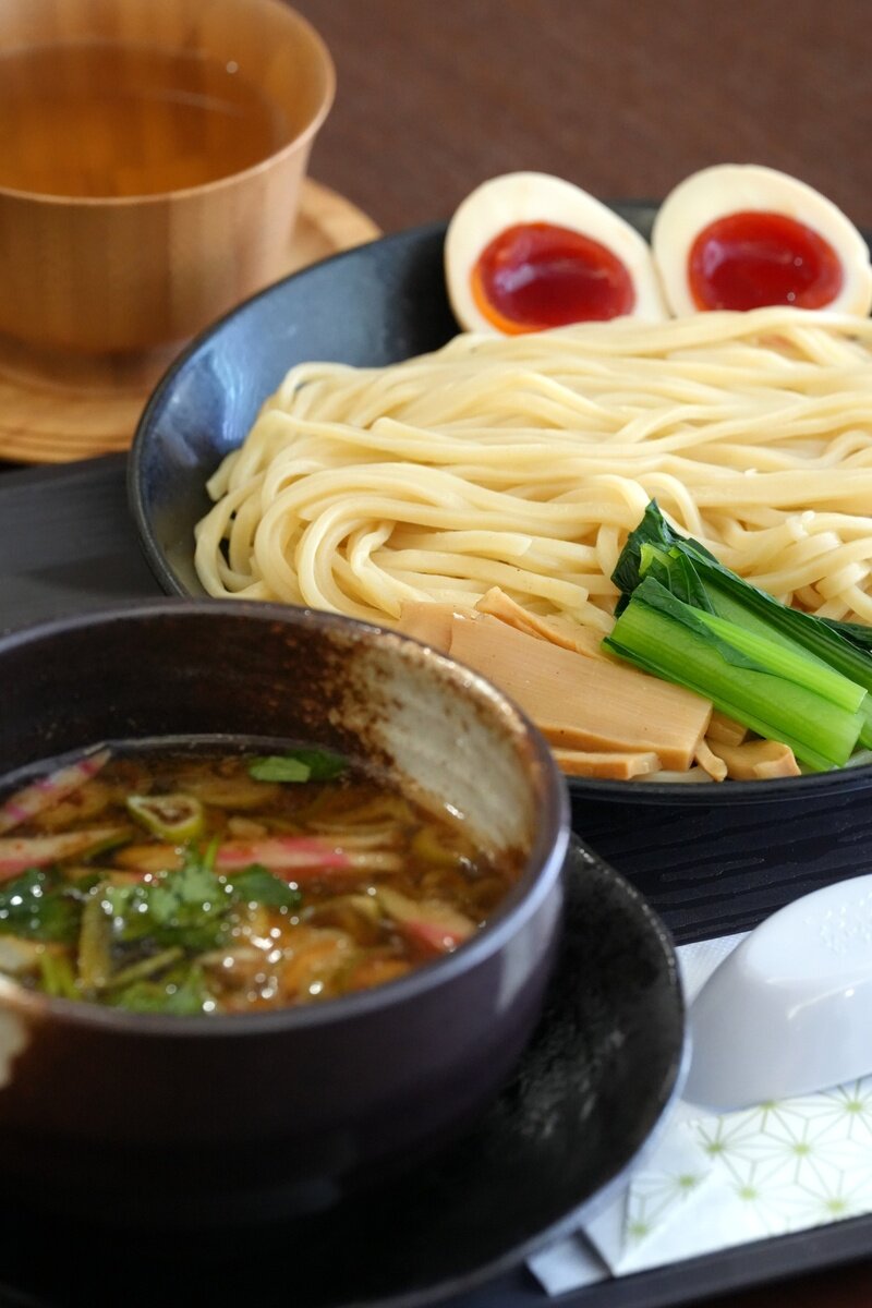 藤井聡太名人の2日目の勝負メシは「真っ赤卵味玉付き鰹出汁つけ麺」と「雲谷育ちの自然栽培ハーブティー」（日本将棋連盟提供）