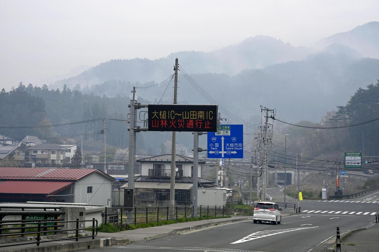 三陸道の大槌IC付近。山田南までの区間で通行止めとなった＝27日午前、岩手県大槌町(共同)