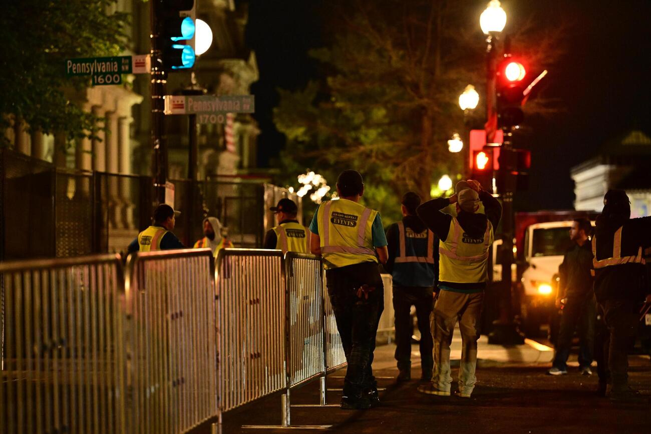 警備が強化された米ホワイトハウス周辺＝26日、ワシントン（ゲッティ＝共同）