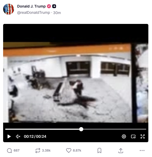 25日、トランプ米大統領が交流サイト（SNS）に投稿した発砲事件に関連するとみられる動画。男が警備要員らの間を走り抜け、その後警備要員が発砲する様子が写っている（共同）