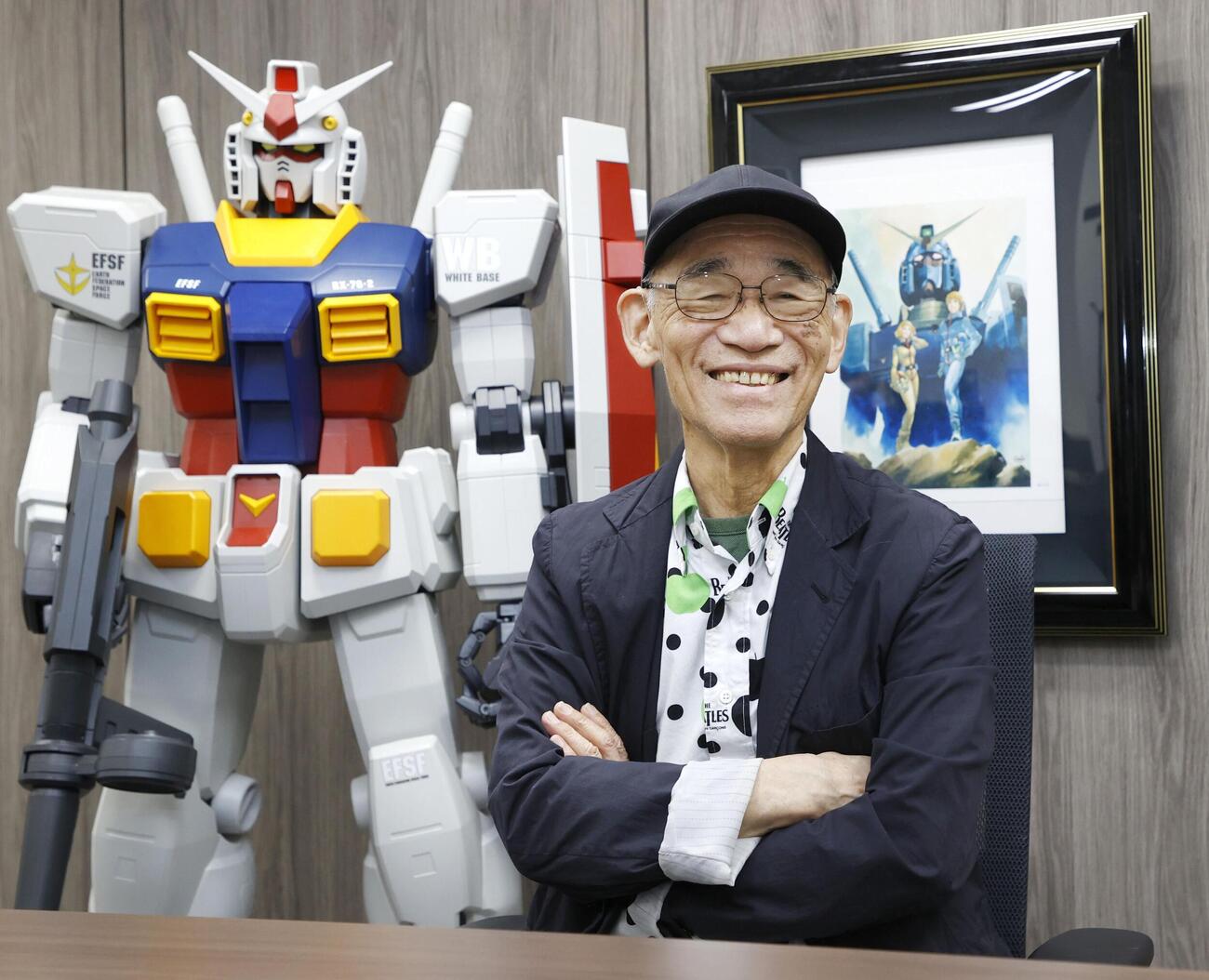 旭日中綬章の受章が決まったアニメ監督の富野由悠季さん。左はガンダムの模型（共同）
