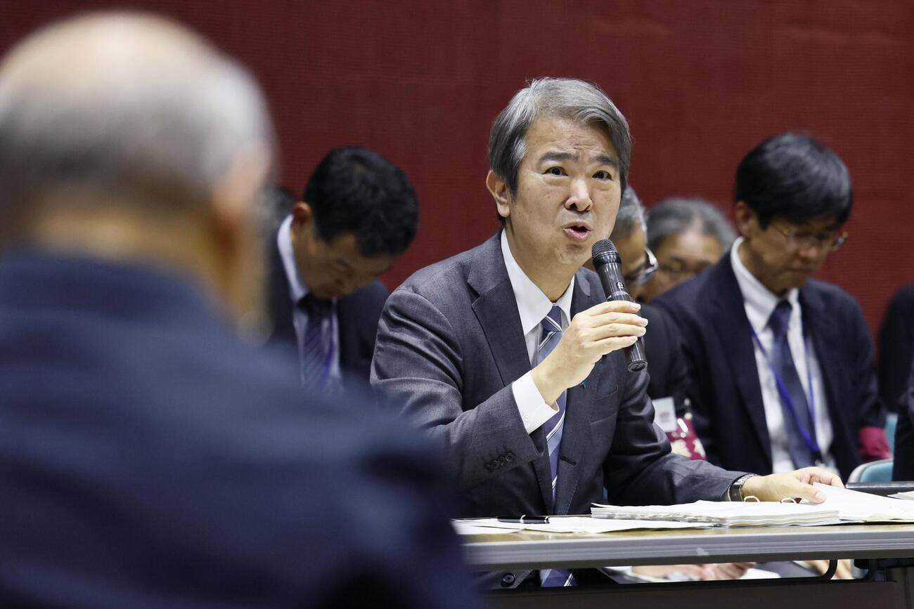 懇談で、水俣病被害者団体からの質問に答える石原環境相（共同）