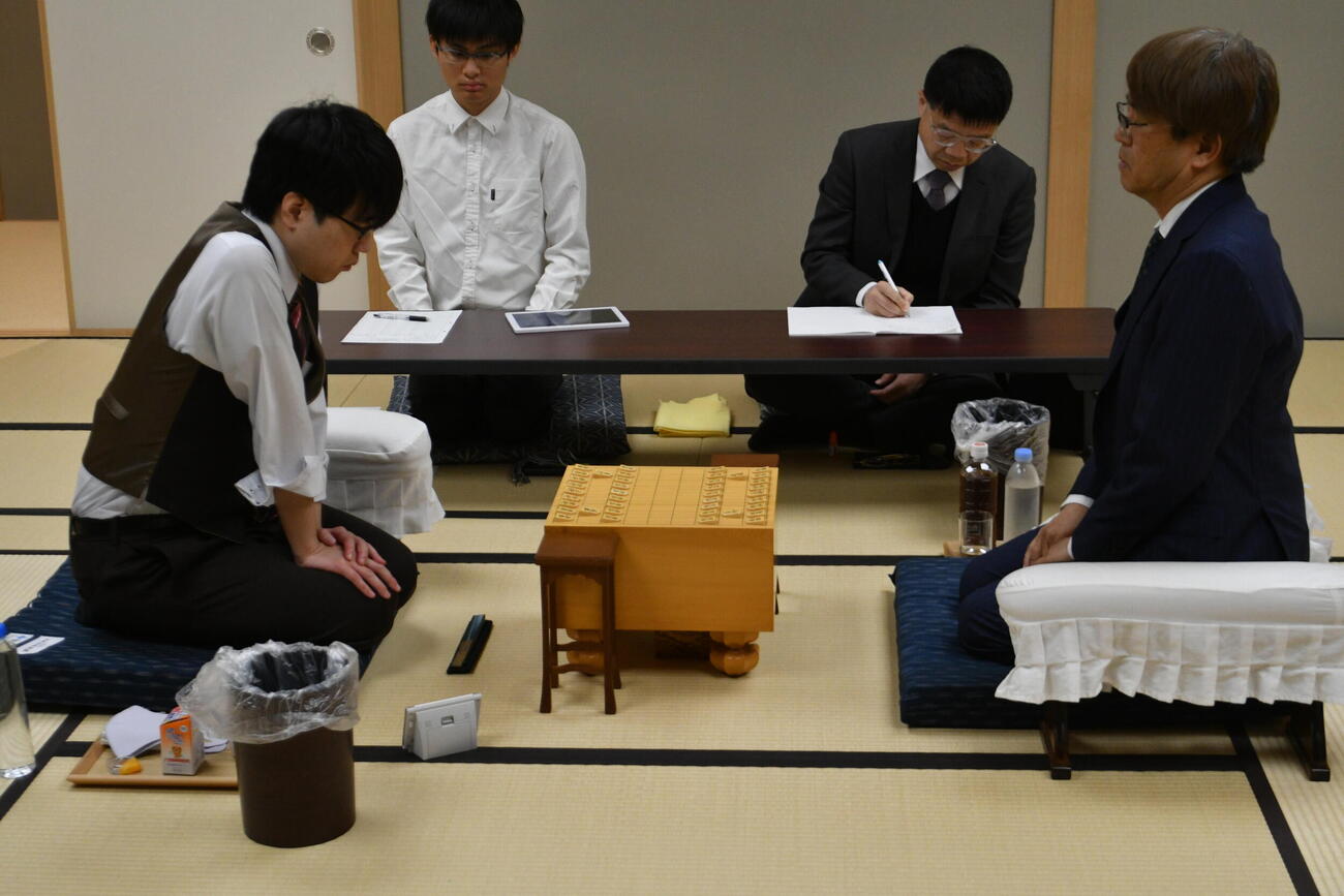 藤井聡太棋聖への挑戦権を争うヒューリック杯第97期棋聖戦挑戦者決定戦は羽生善治九段（右）の先手で対局開始。左は服部慎一郎七段