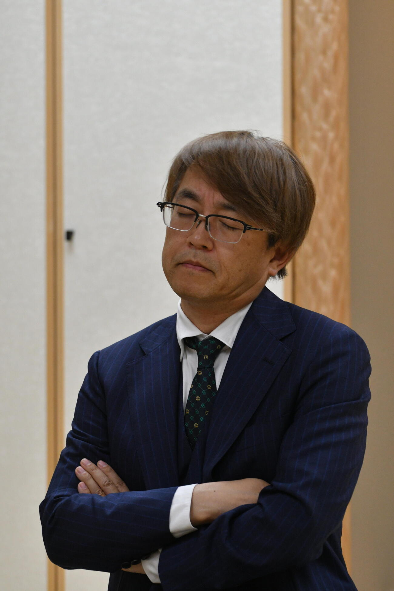 棋聖戦の挑戦者決定戦開始前に腕組みしてじっと目をつぶり気持ちを落ち着ける羽生善治九段