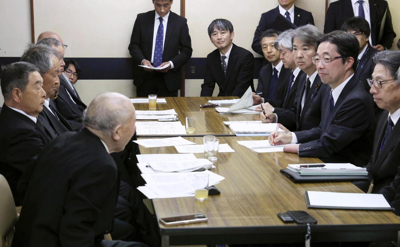 水俣病被害者団体と懇談する石原環境相（右手前から3人目）。左手前は松崎重光さん＝1日午前、熊本県水俣市（代表撮影、共同）