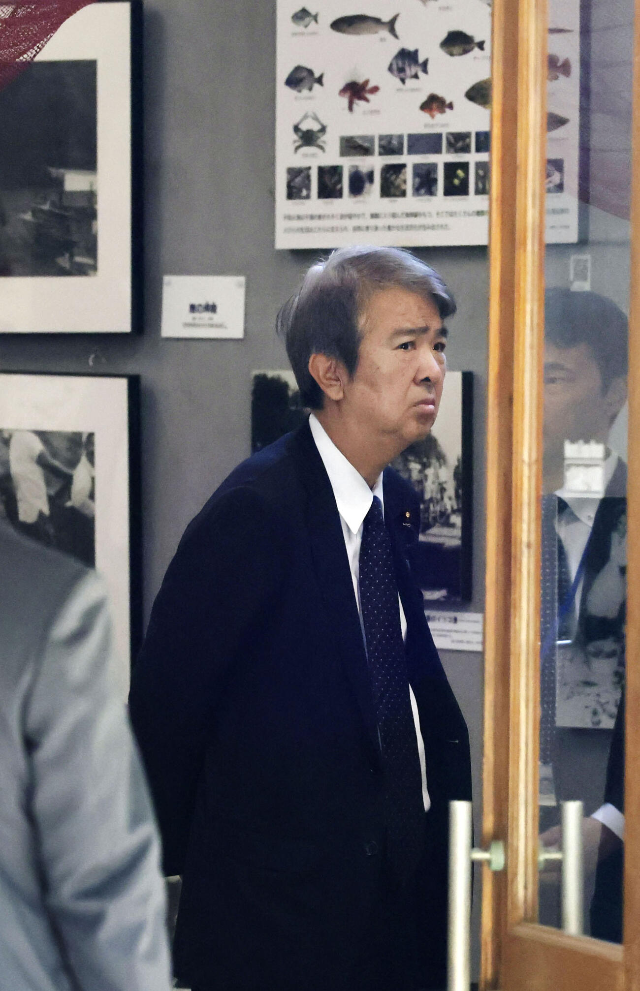 水俣病歴史考証館を見学する石原環境相＝1日午前、熊本県水俣市（代表撮影、共同）