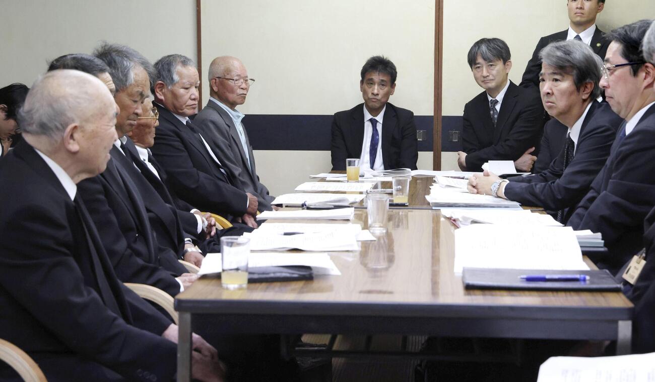 水俣病被害者団体と懇談する石原環境相（右手前から2人目）。左手前は松崎重光さん＝1日午前、熊本県水俣市（代表撮影、共同）