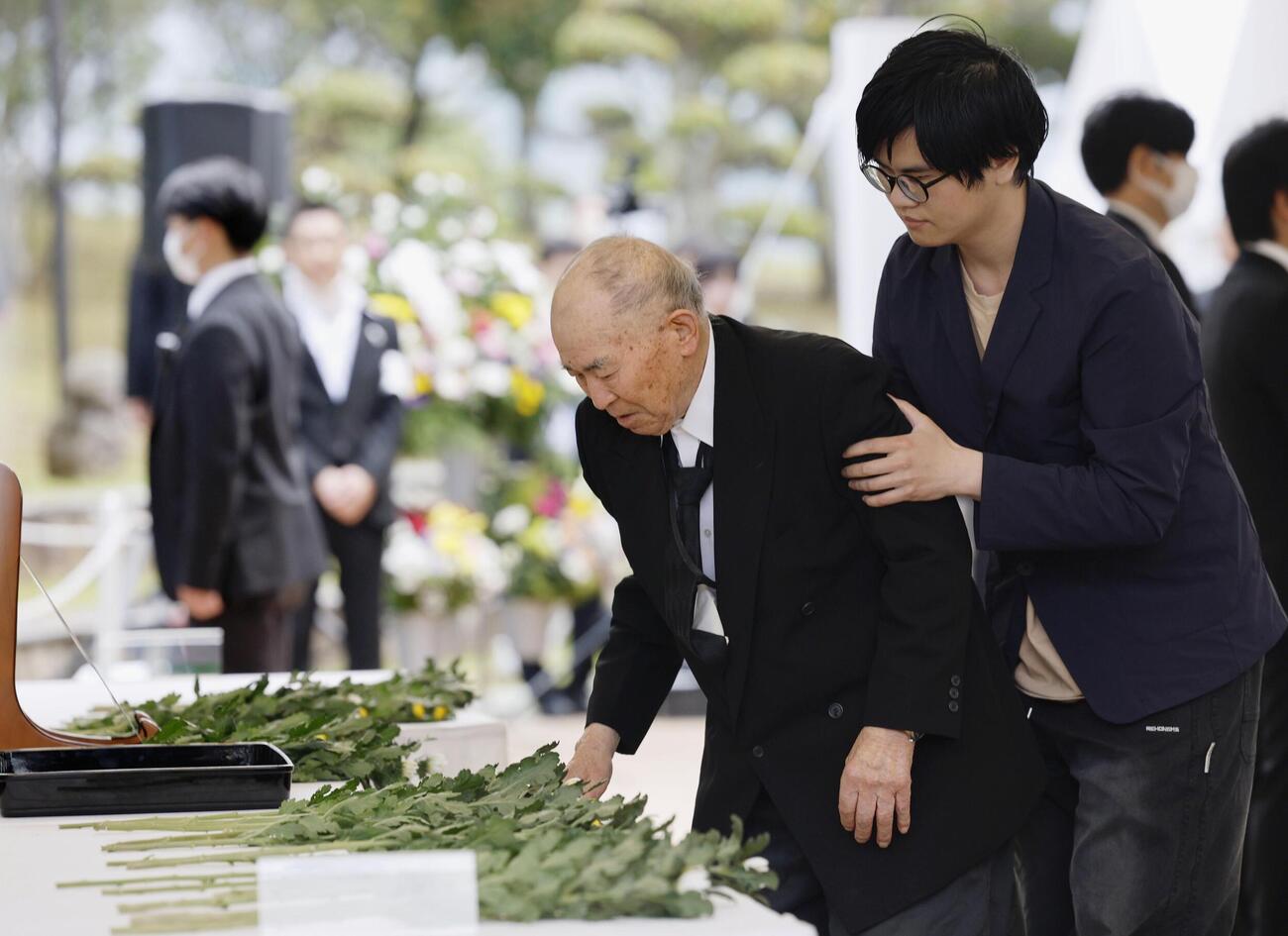 水俣病が公式確認されてから70年となり、犠牲者慰霊式で献花する水俣病患者連合の松崎重光さん＝1日午後、熊本県水俣市（共同）