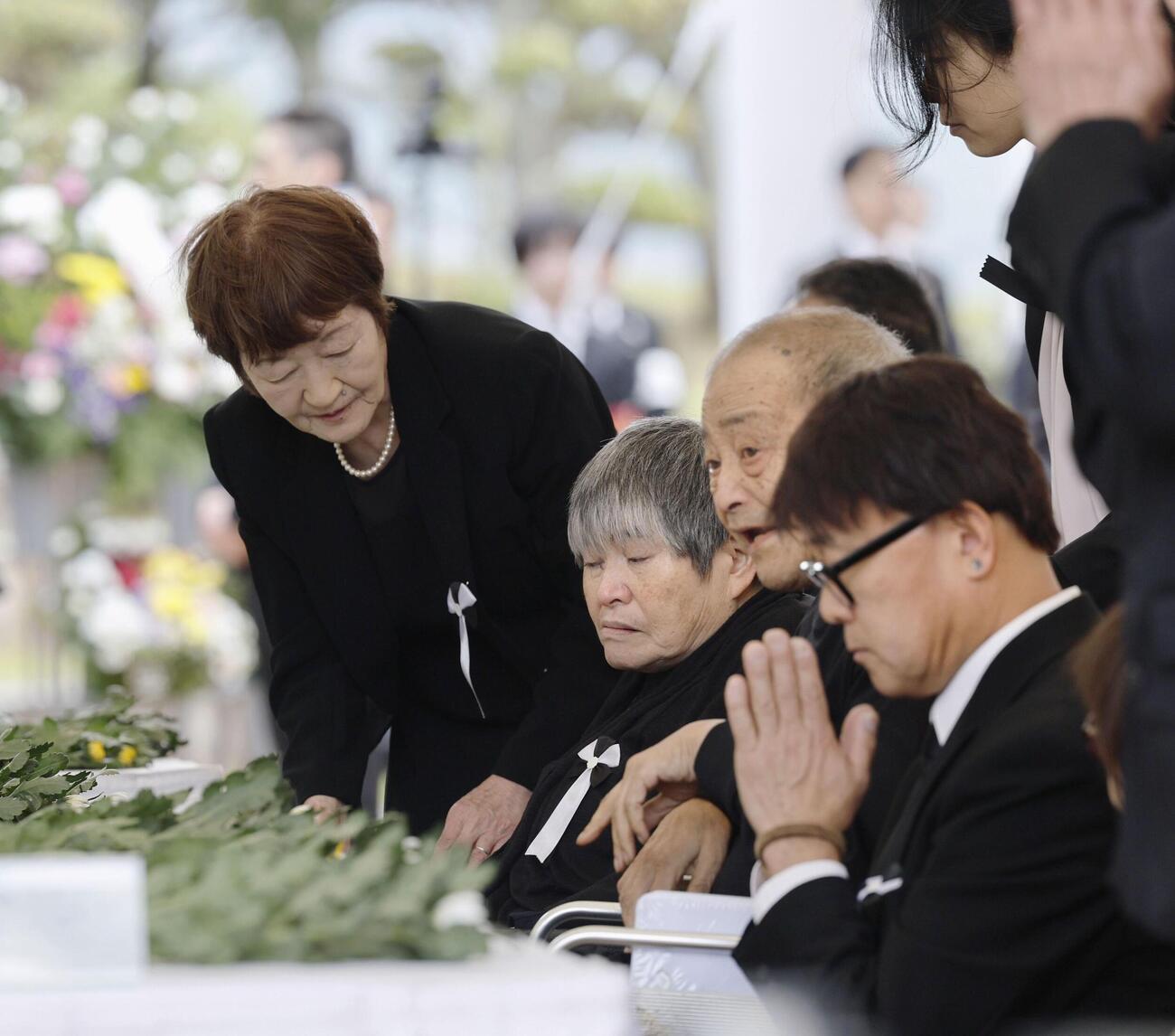 水俣病犠牲者慰霊式で献花する参列者＝1日午後、熊本県水俣市（共同）