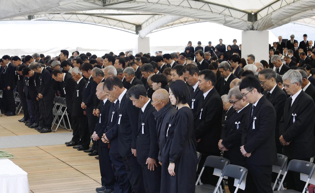 水俣病犠牲者慰霊式で黙とうする参列者＝1日午後、熊本県水俣市（共同）