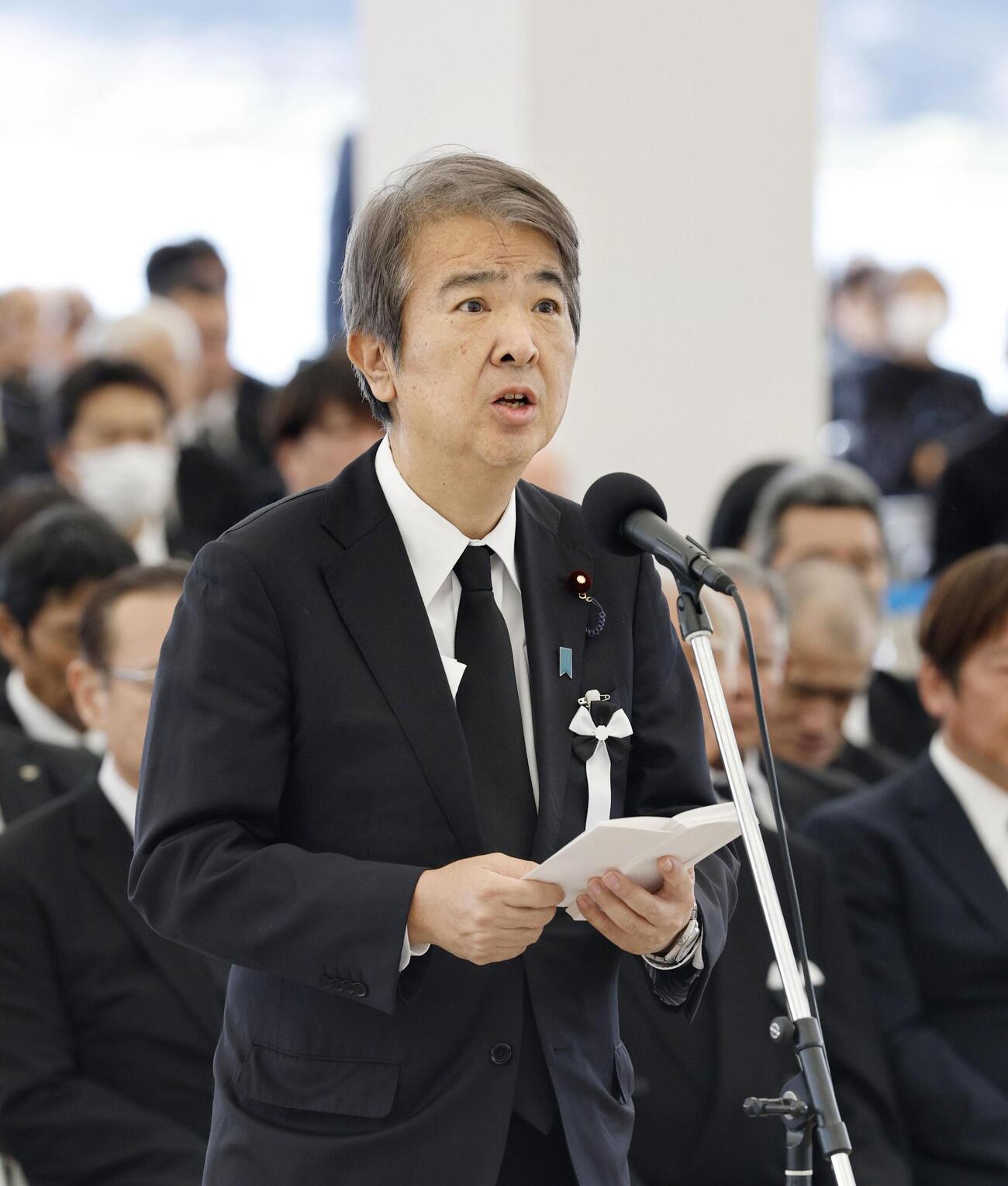 水俣病犠牲者慰霊式で「祈りの言葉」を読み上げる石原環境相＝1日午後、熊本県水俣市（共同）