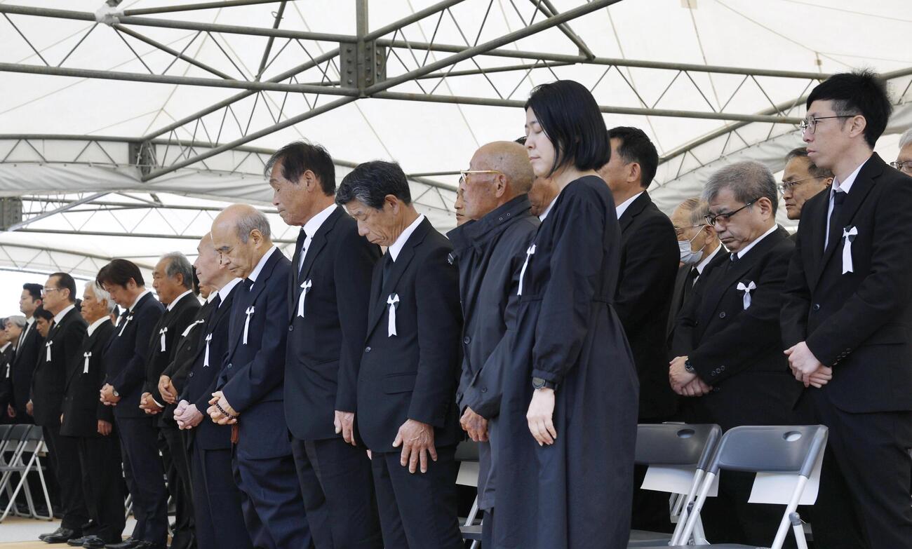 水俣病犠牲者慰霊式で黙とうする参列者＝1日午後、熊本県水俣市（共同）