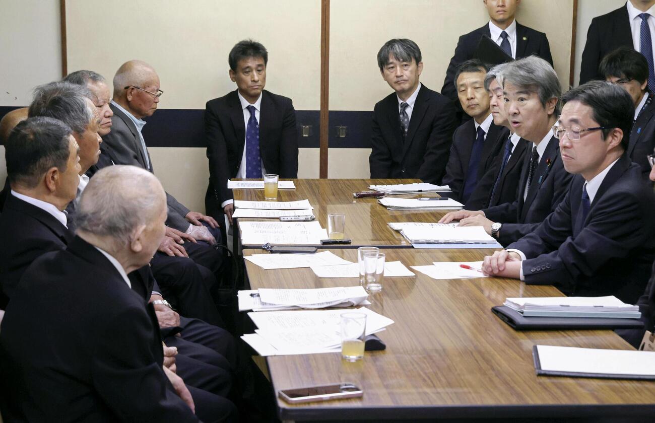 水俣病被害者団体と懇談する石原環境相（右手前から2人目）。左手前は松崎重光さん＝1日午前、熊本県水俣市（代表撮影、共同）