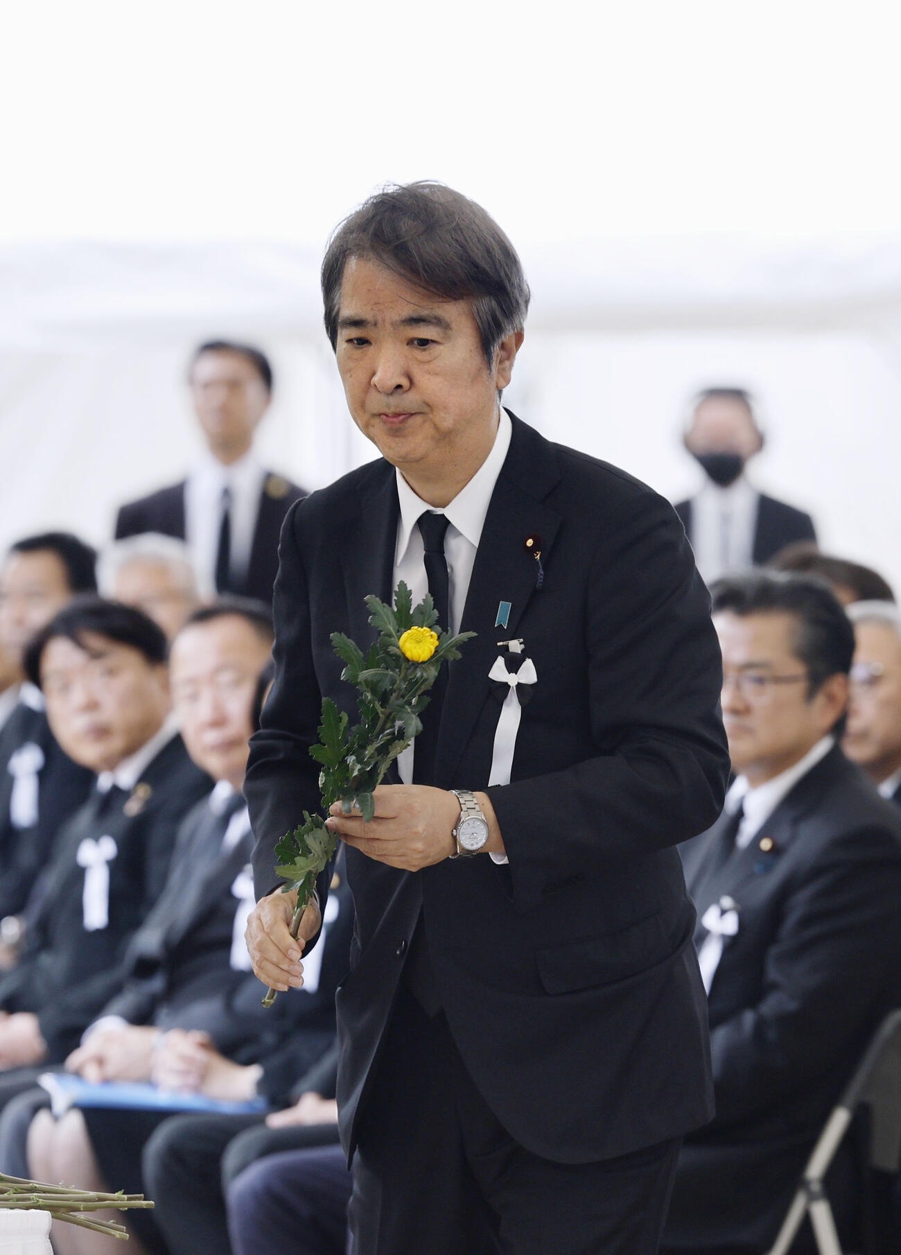 水俣病犠牲者慰霊式で献花する石原環境相＝1日午後、熊本県水俣市（共同）