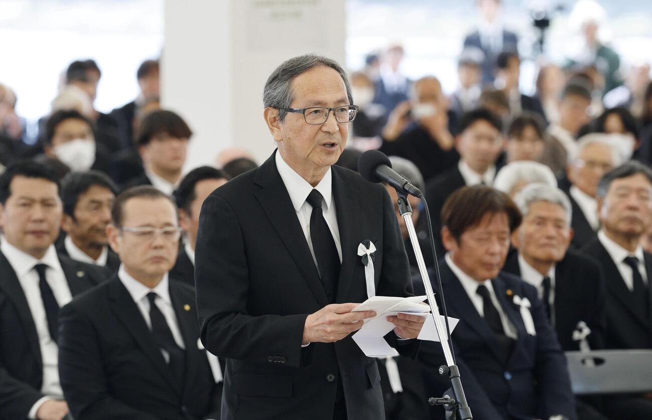 水俣病犠牲者慰霊式で「祈りの言葉」を読み上げるチッソの山田敬三社長＝1日午後、熊本県水俣市（共同）