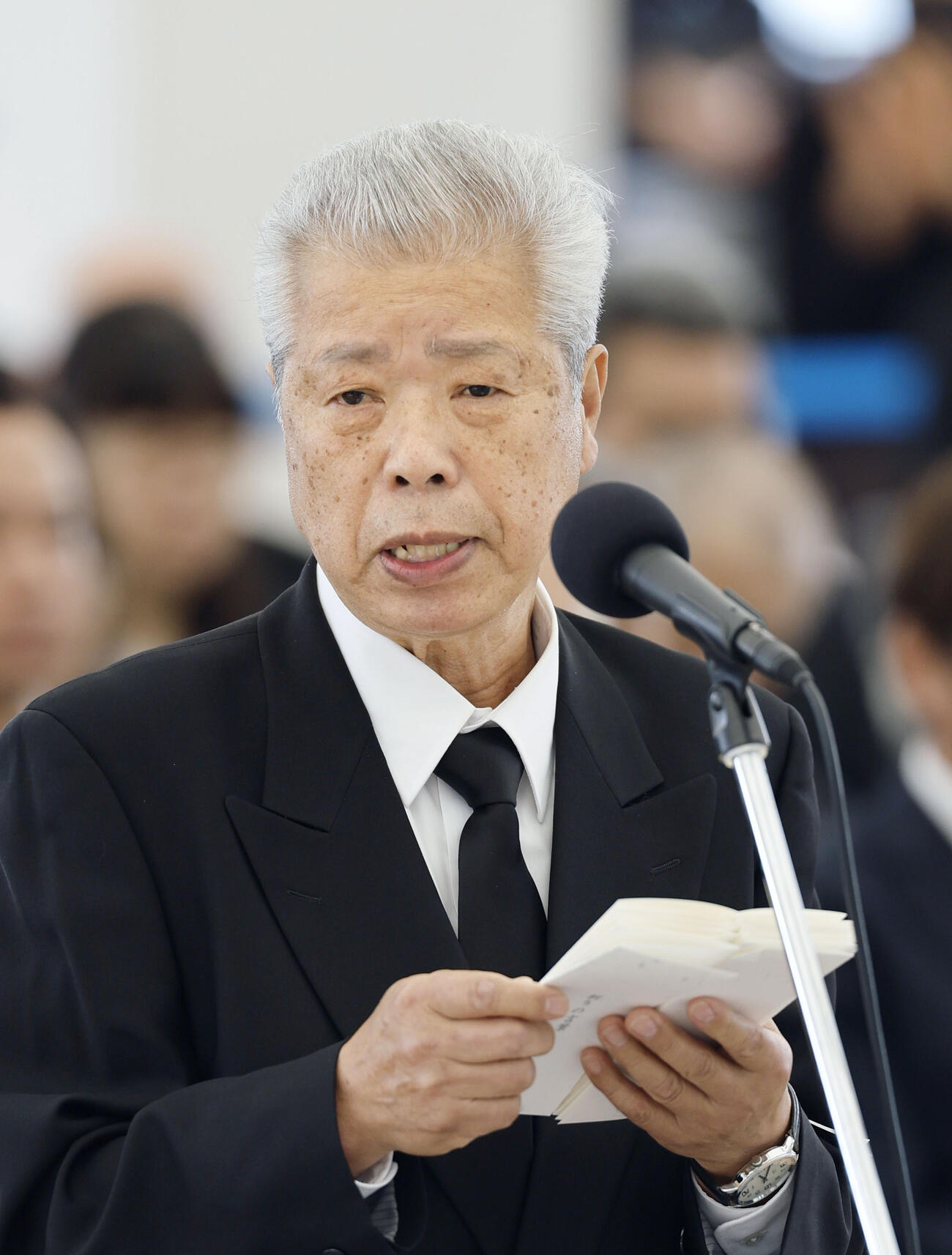 水俣病犠牲者慰霊式で患者、遺族を代表し「祈りの言葉」を読み上げる緒方正実さん＝1日午後、熊本県水俣市（共同）