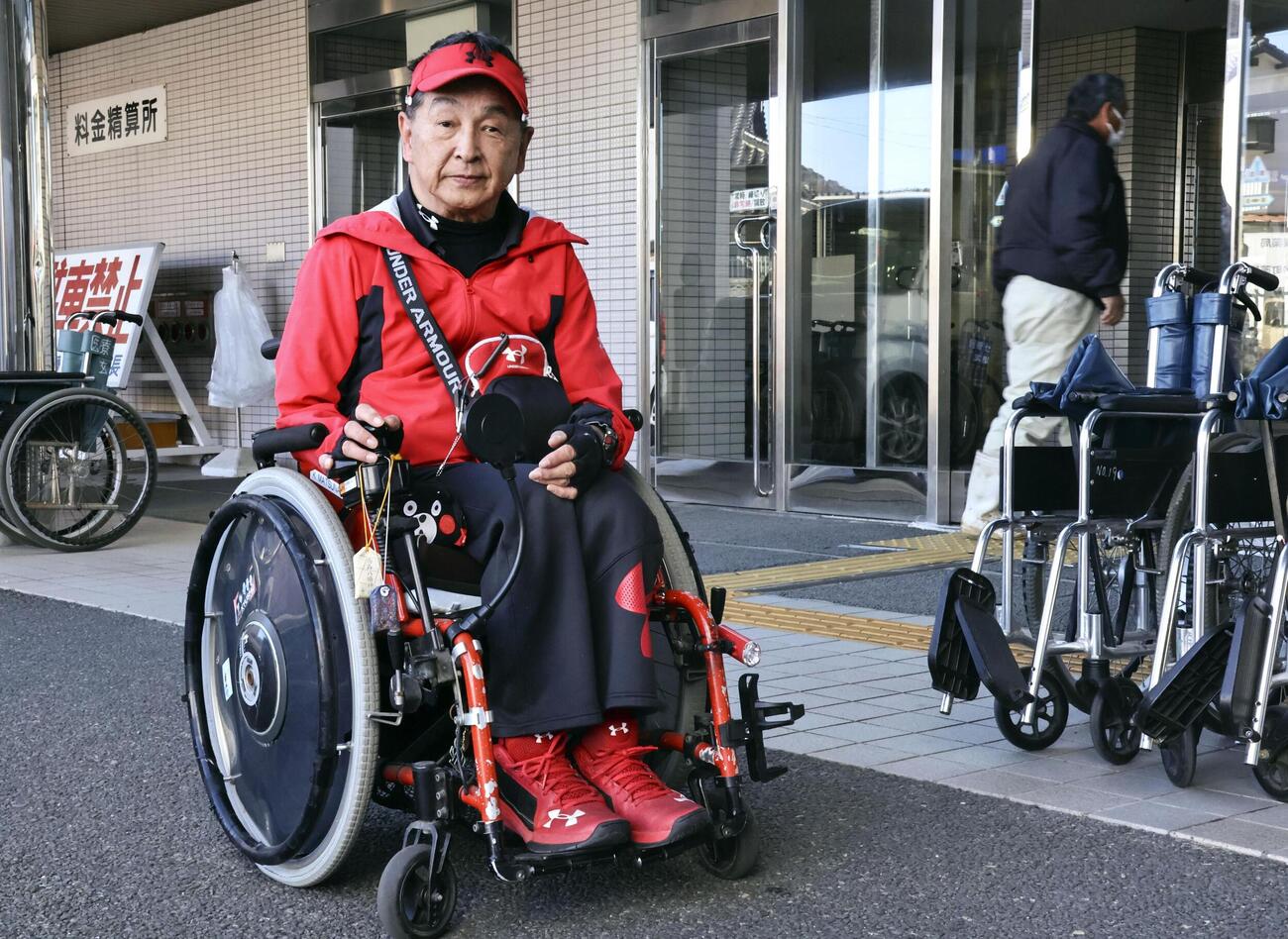 車いすで生活しながらリハビリを続ける胎児性水俣病患者の松永幸一郎さん＝2月、熊本県水俣市（共同）