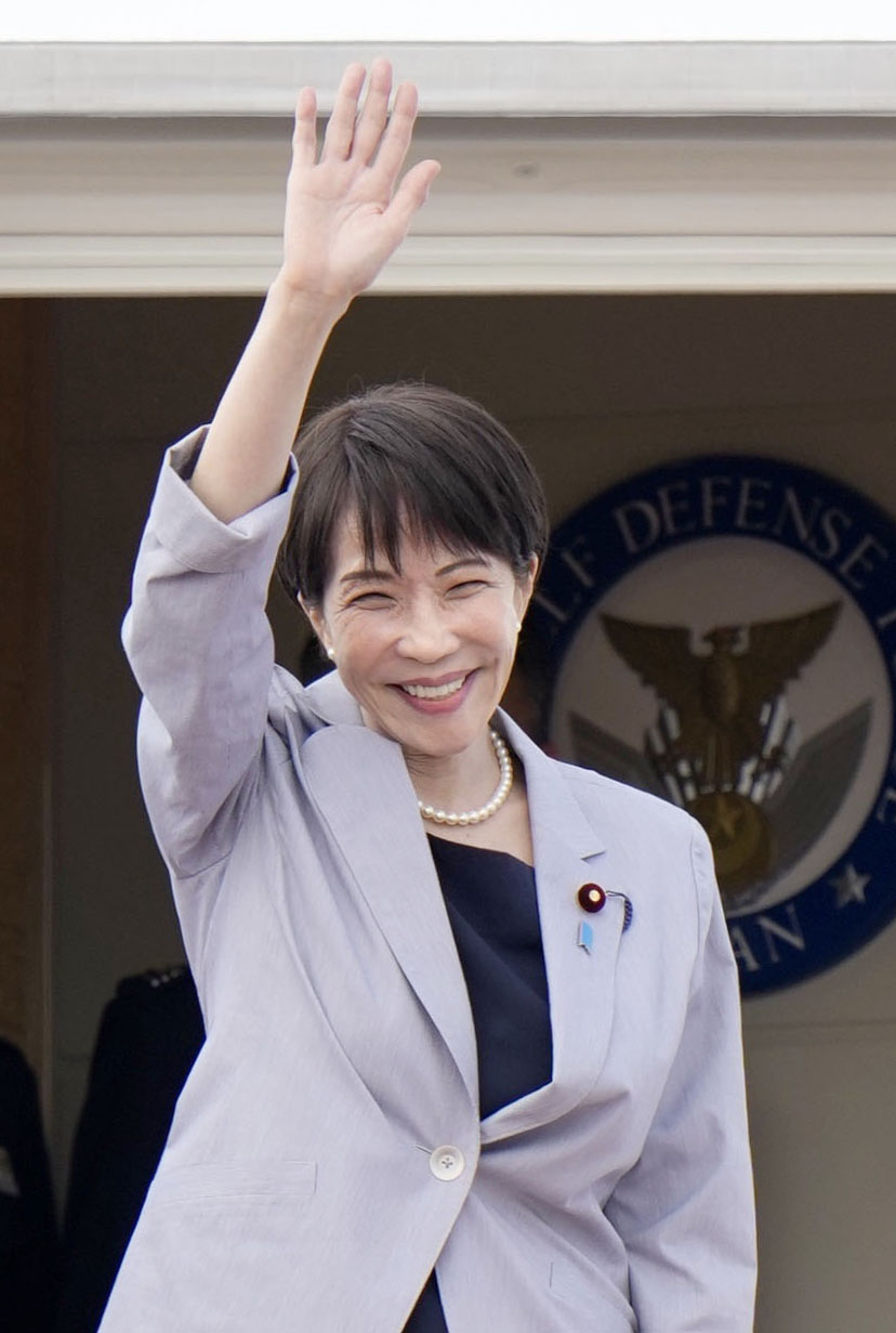 ベトナム、オーストラリア訪問のため、羽田空港を出発する高市首相＝1日午後（共同）