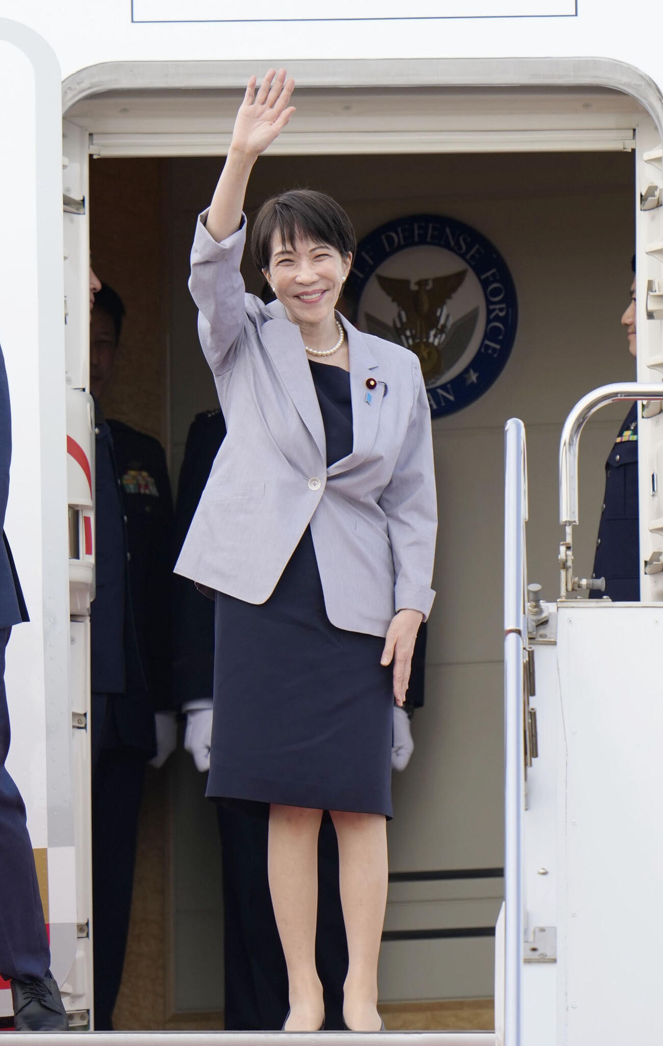 ベトナム、オーストラリア訪問のため、羽田空港を出発する高市首相＝1日午後（共同）