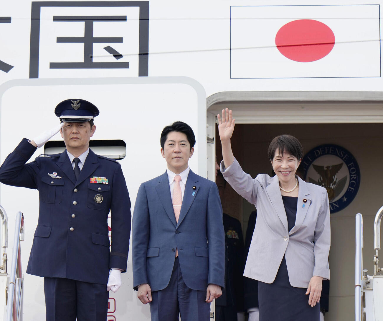 ベトナム、オーストラリア訪問のため、羽田空港を出発する高市首相（右）＝1日午後（共同）