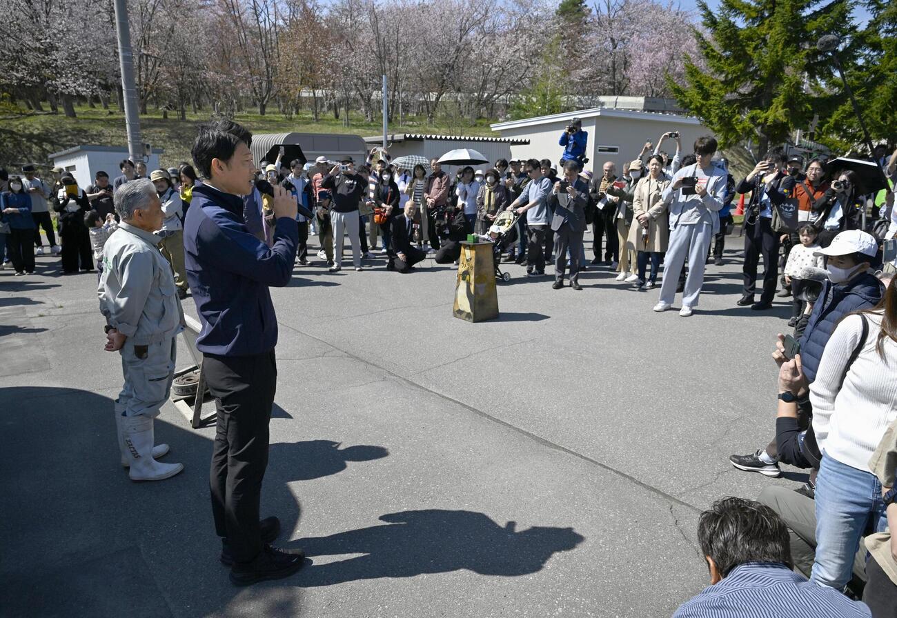 旭山動物園の夏季営業を迎え、来園者に話す北海道旭川市の今津寛介市長（左から2人目）（共同）