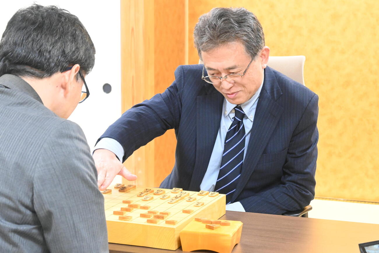 感想戦を行う脇謙二九段（撮影・松浦隆司）