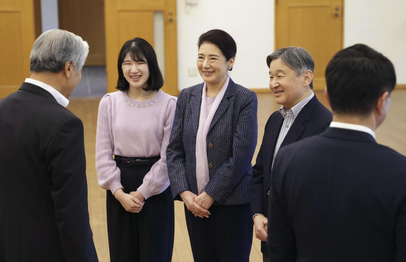 栃木県の御料牧場に到着された天皇、皇后両陛下と愛子さま＝1日午後（代表撮影）(共同)