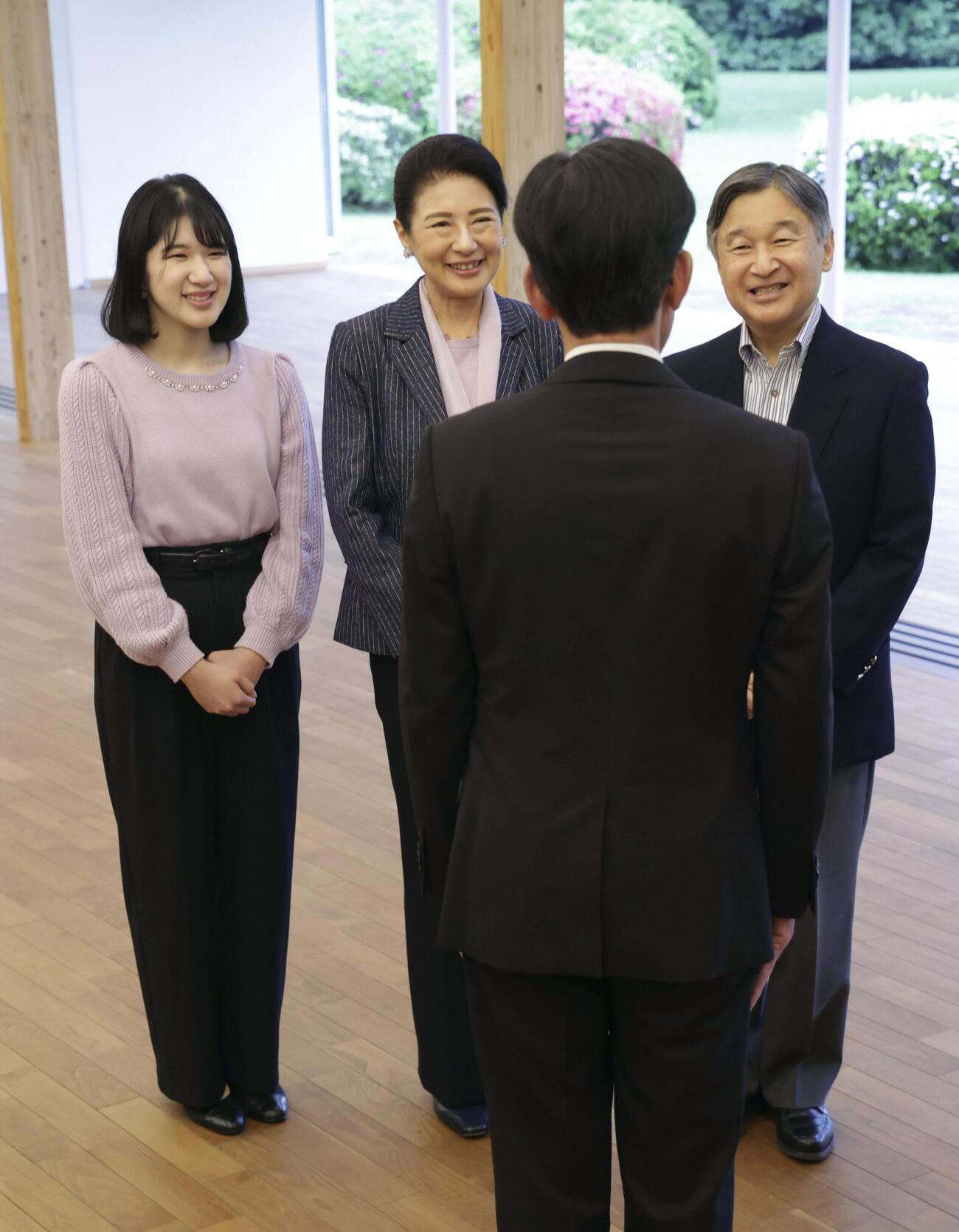 栃木県の御料牧場に到着された天皇、皇后両陛下と愛子さま＝1日午後（代表撮影）(共同)