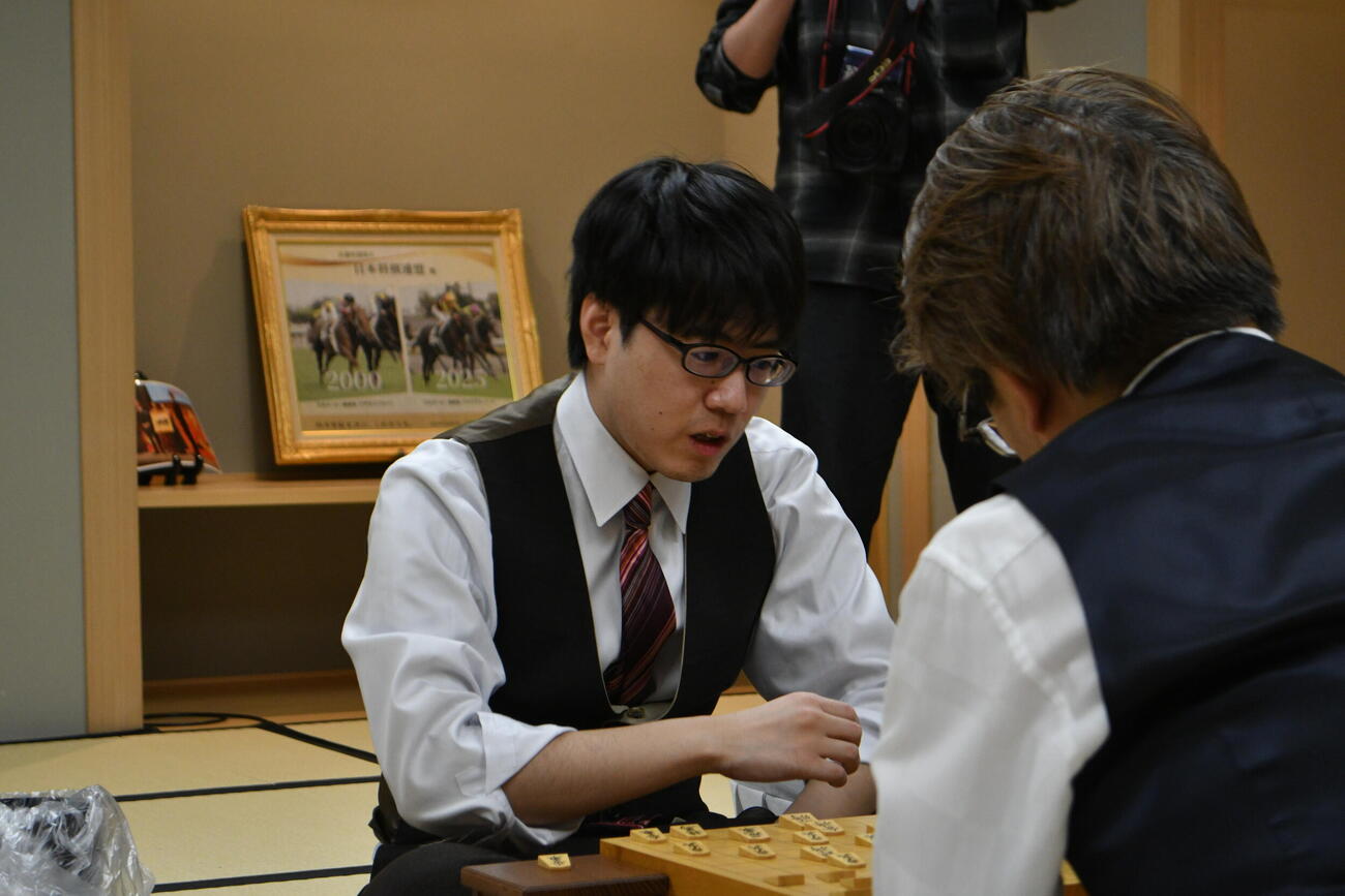 羽生善治九段に大逆転勝ちしてうれしいタイトル戦初挑戦を決めた服部慎一郎七段