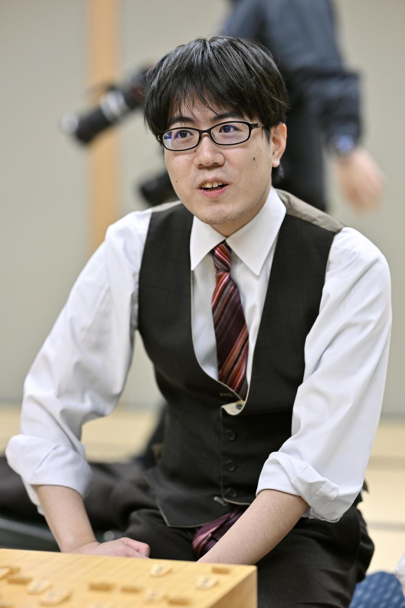棋聖戦挑戦者決定戦で羽生善治九段を破った服部慎一郎七段＝1日夜、東京都渋谷区の将棋会館(共同)
