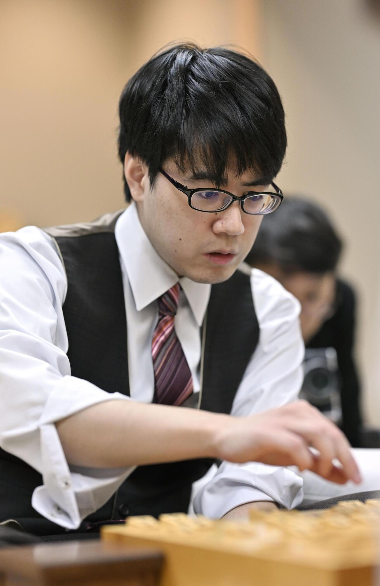 棋聖戦挑戦者決定戦で羽生善治九段を破った服部慎一郎七段＝1日夜、東京都渋谷区の将棋会館(共同)