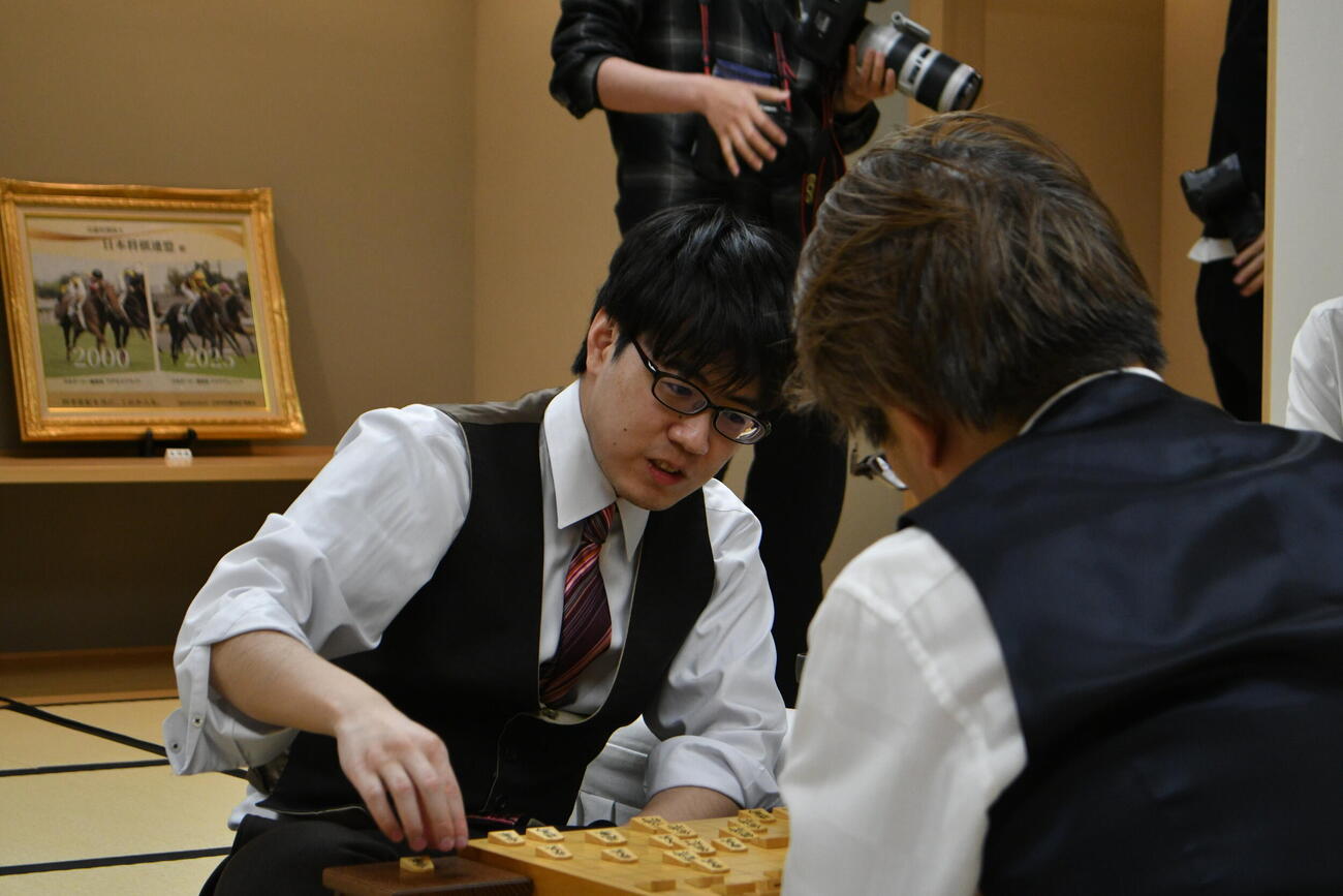 羽生善治九段に大逆転勝ちしてうれしいタイトル戦初挑戦を決めた服部慎一郎七段