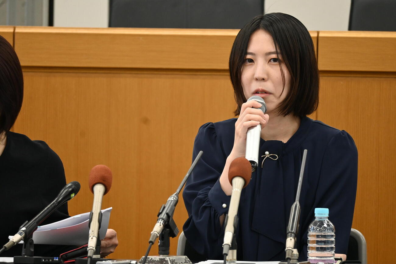 大阪市内で会見した福間女流5冠（撮影・松浦隆司）