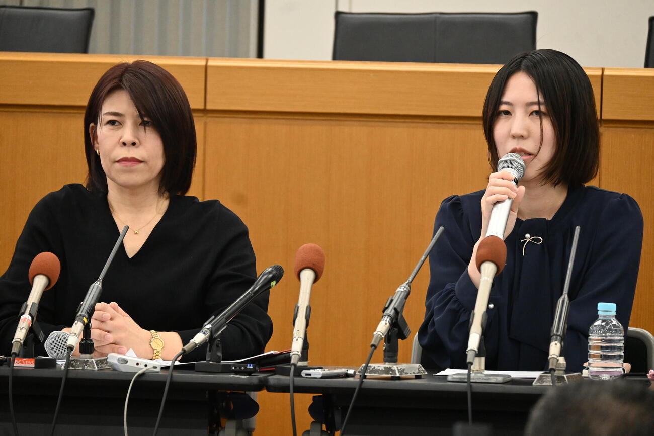 大阪市内で代理人弁護団と会見する福間香奈女流5冠（撮影・松浦隆司）