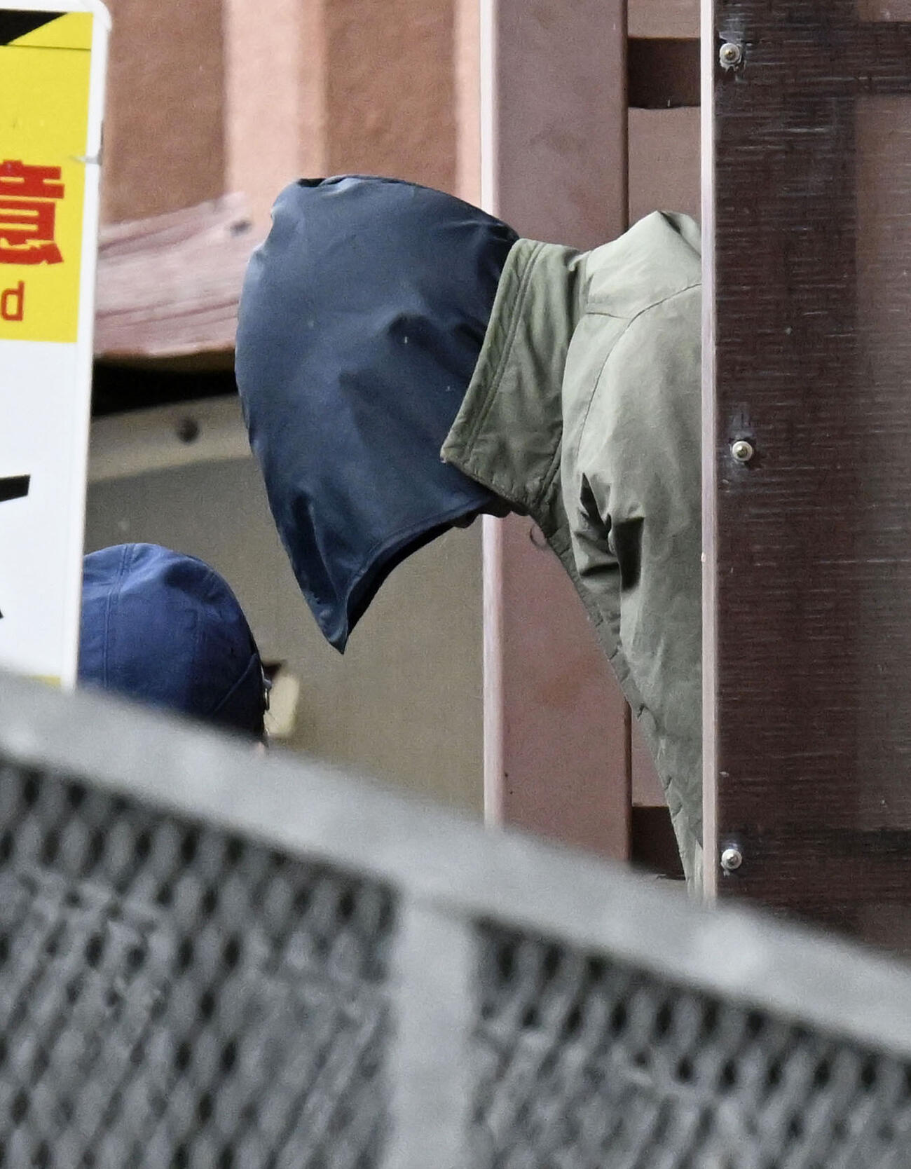 送検のため北海道警旭川東署を出る鈴木達也容疑者（共同）