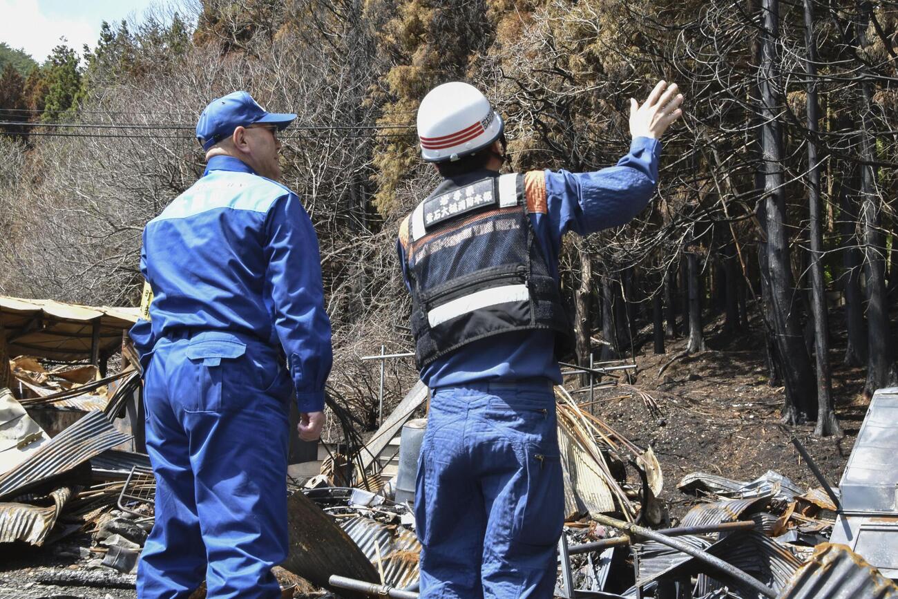 山林火災の現場を確認する岩手県大槌町の平野公三町長（左）＝2日午前、大槌町(共同)