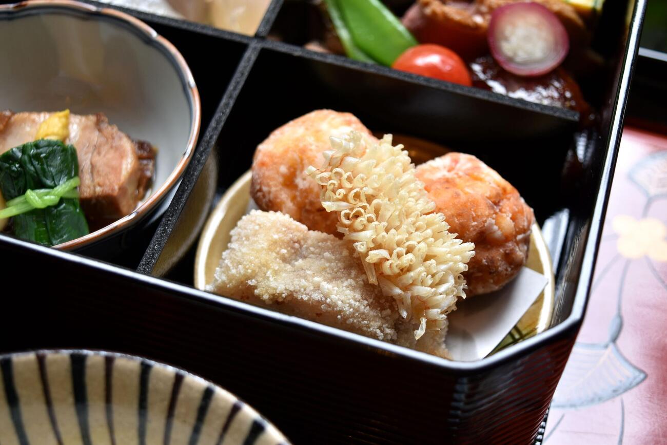 伊藤匠叡王、斎藤慎太郎八段の昼食「か茂免名物御膳」（日本将棋連盟提供）