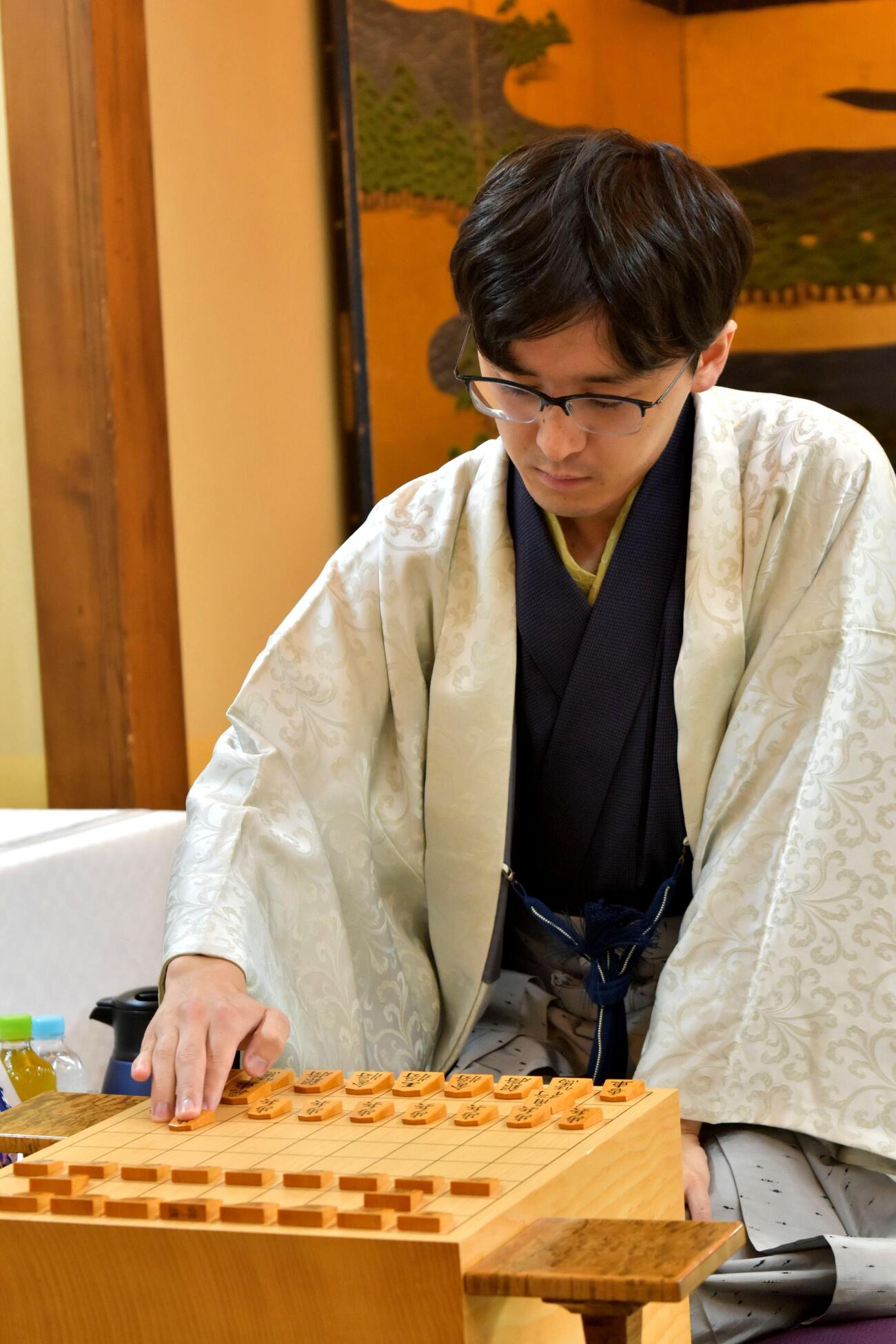 名古屋市で始まった叡王戦5番勝負第3局に臨んだ伊藤匠叡王（日本将棋連盟提供）