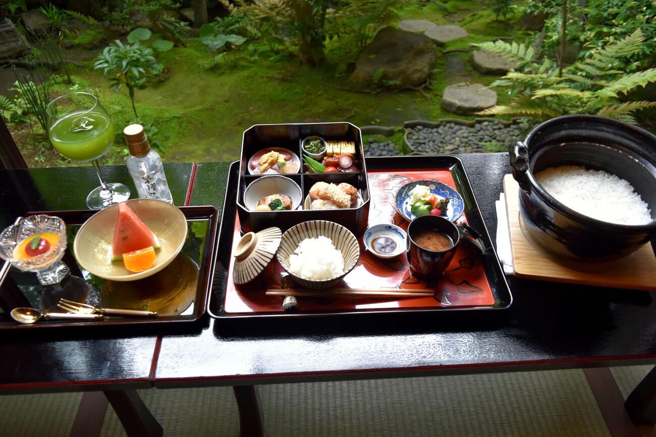 伊藤匠叡王、斎藤慎太郎八段の昼食「か茂免名物御膳」（日本将棋連盟提供）