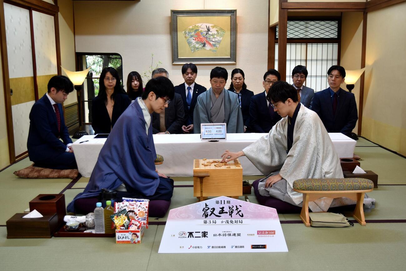 名古屋市で始まった叡王戦5番勝負第3局に臨んだ伊藤匠叡王（右）斎藤慎太郎八段（日本将棋連盟提供）