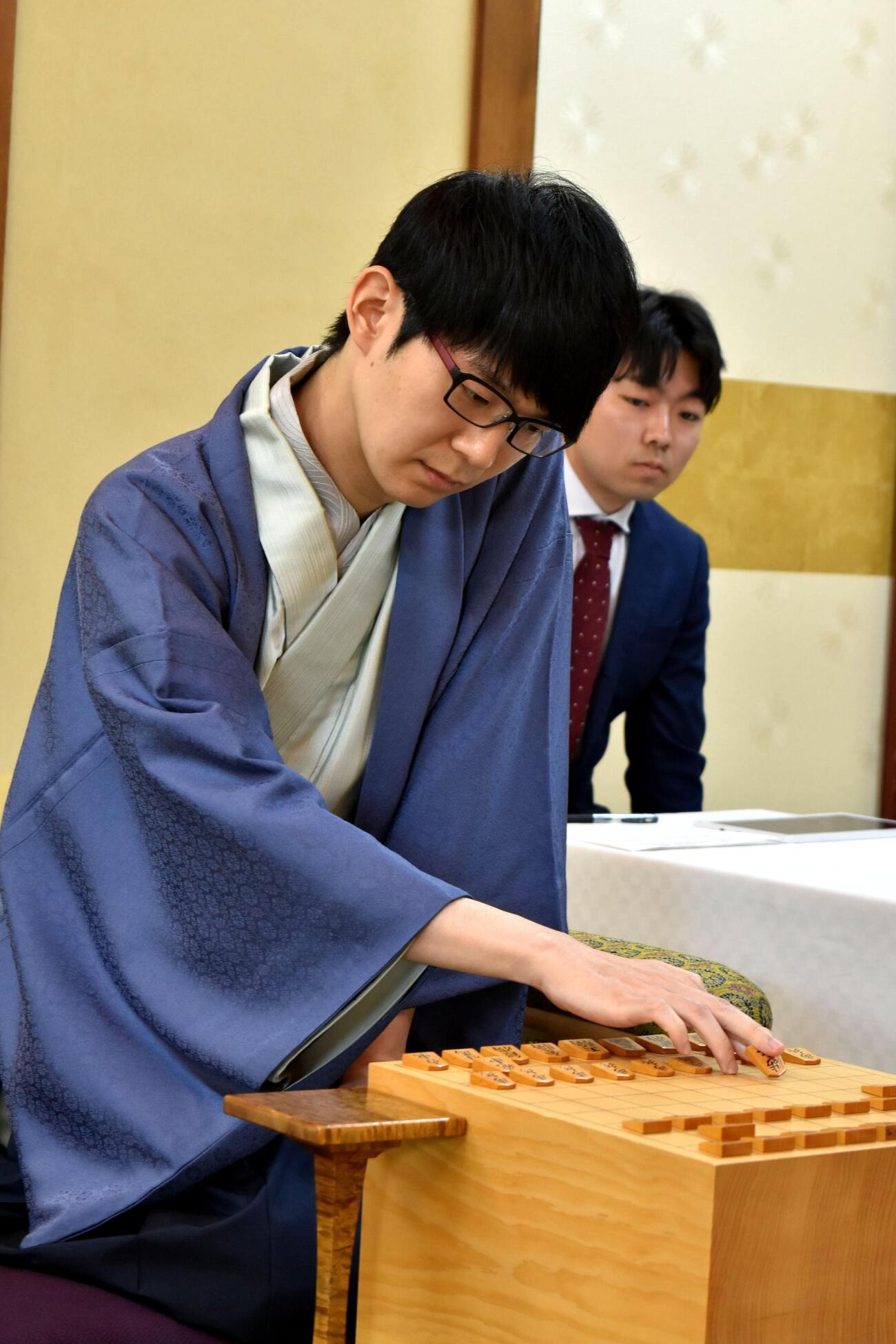 名古屋市で始まった叡王戦5番勝負第3局に臨んだ斎藤慎太郎八段（日本将棋連盟提供）