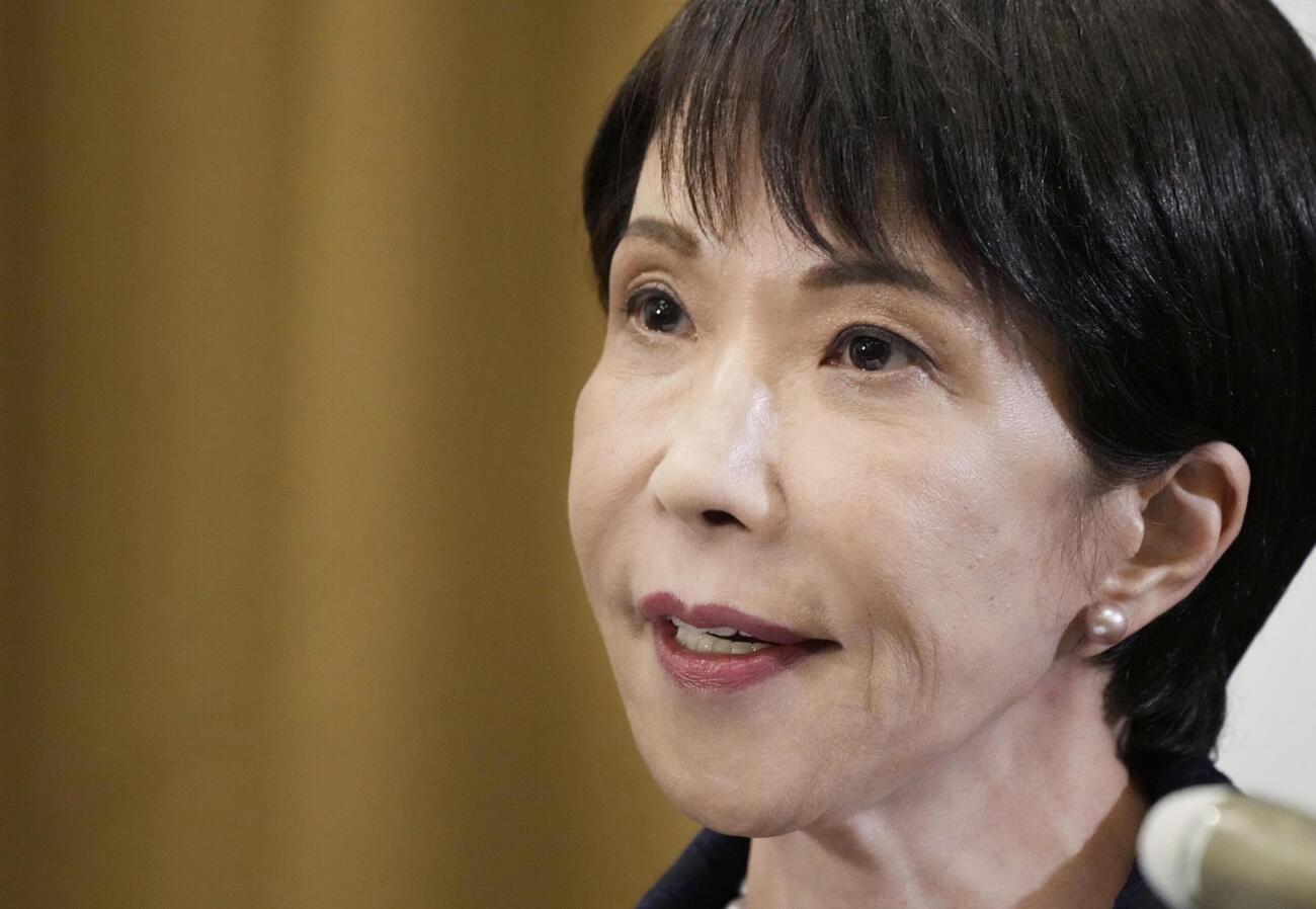 記者団の取材に応じる高市首相（共同）