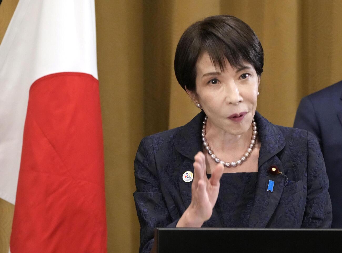 記者団の取材に応じる高市首相（共同）